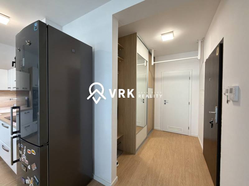 Küche und Flur in einer 3-Zimmer-Wohnung mit Holzboden.