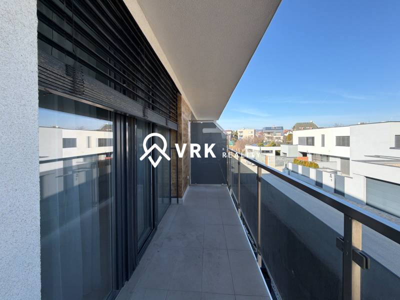 Balkon in einer 3-Zimmer-Wohnung mit Blick auf die Straße in Košice, Stadtteil Západ, Topoľčianska.