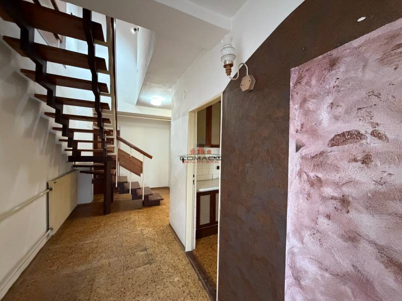 Flur mit offenen Treppen in einem Einfamilienhaus, Boden mit Holzdekor.