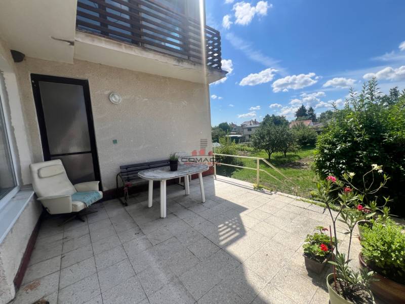 Einfamilienhaus in der Tálová-Straße in Veľké Orvište mit Terrasse und Garten für einen sonnigen Tag.