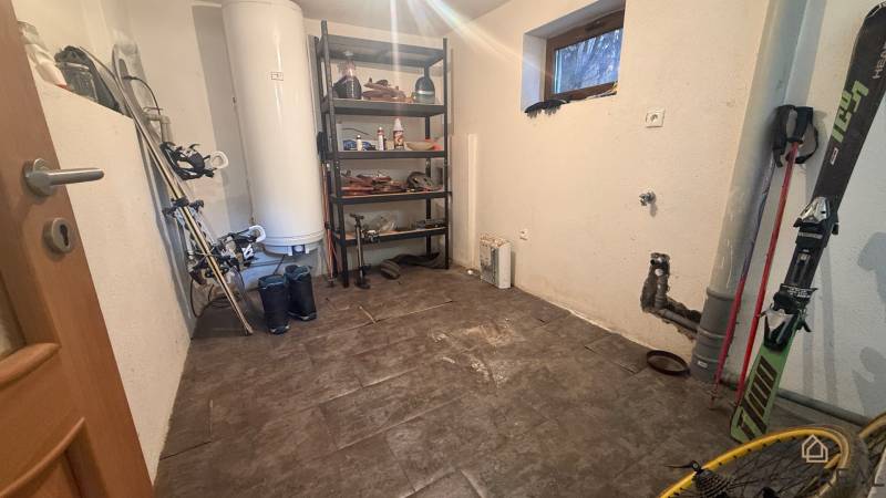 Lagerraum im Einfamilienhaus mit Regal und Sportausrüstung, Boden mit Holzdekor.