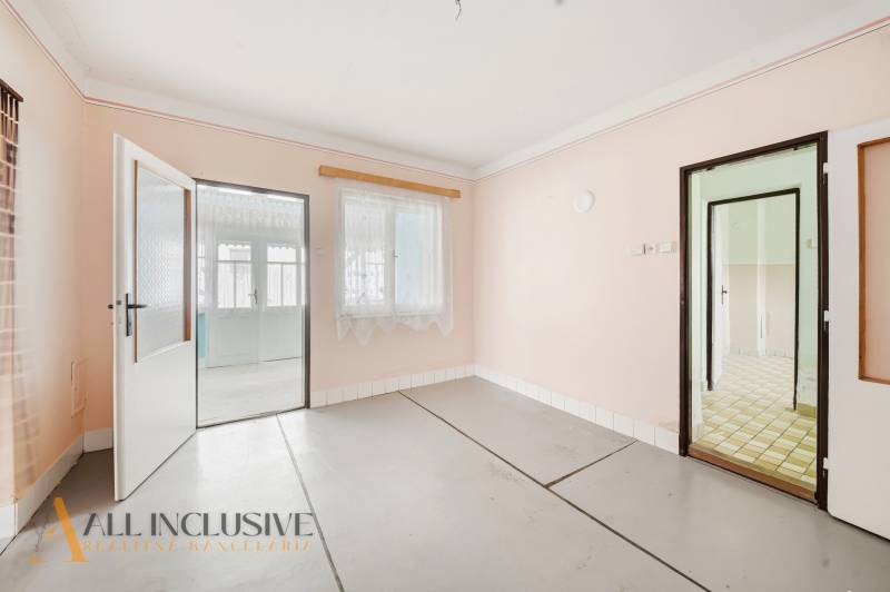 Innenraum eines Einfamilienhauses mit weißen Wänden und Glastüren ohne Holzdekor.