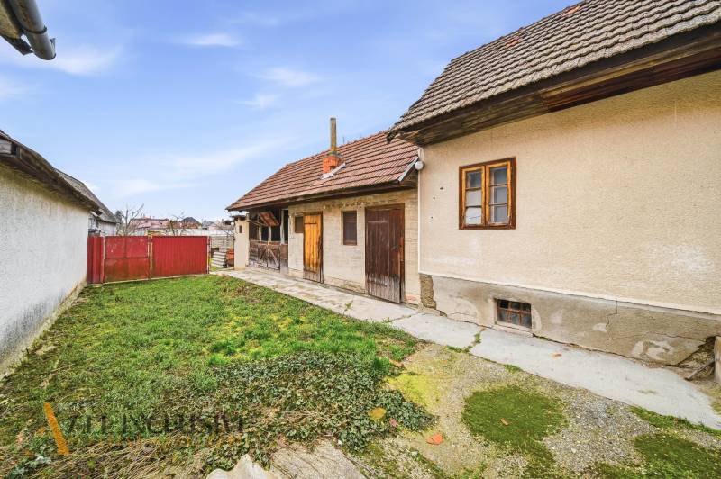 Ein Einfamilienhaus in Topoľníky mit einem Hof, Garten und traditioneller Fassade.