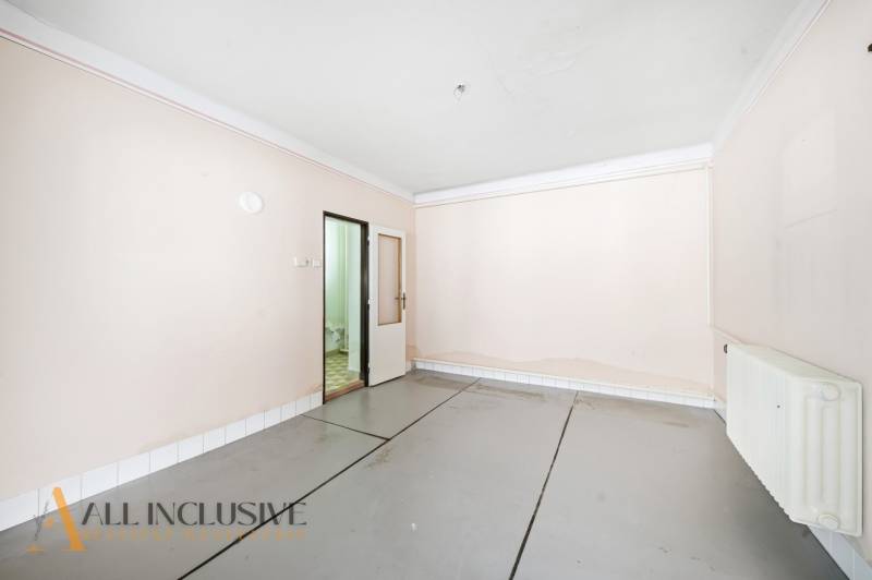 Helles Zimmer mit weißen Wänden und Türen in einem Einfamilienhaus.