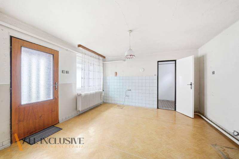 Innenraum eines Einfamilienhauses mit Holzboden und weißen Wänden.