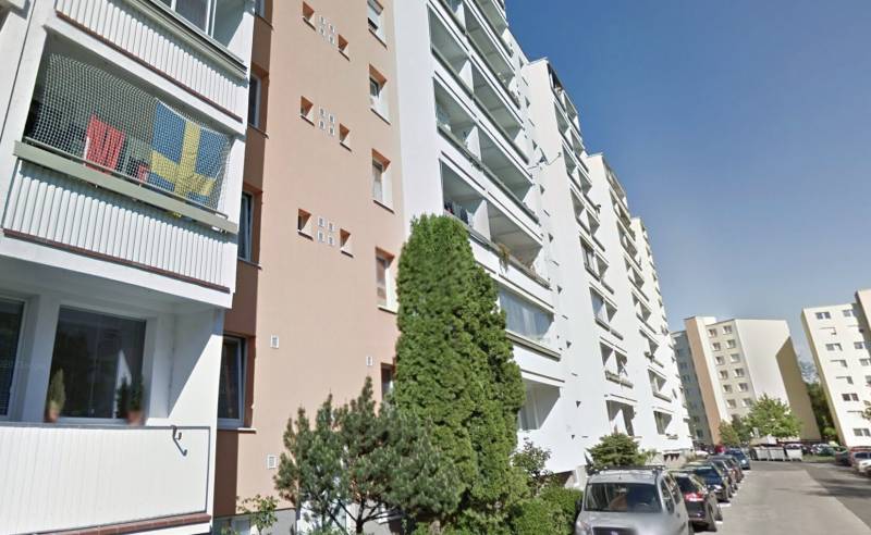 Wohnhäuser und Autos in der Bielorussischen Straße in Bratislava - Podunajské Biskupice.