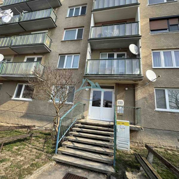 Mehrfamilienhaus mit Balkonen in der J. Thuroczyho Straße in Šahy.