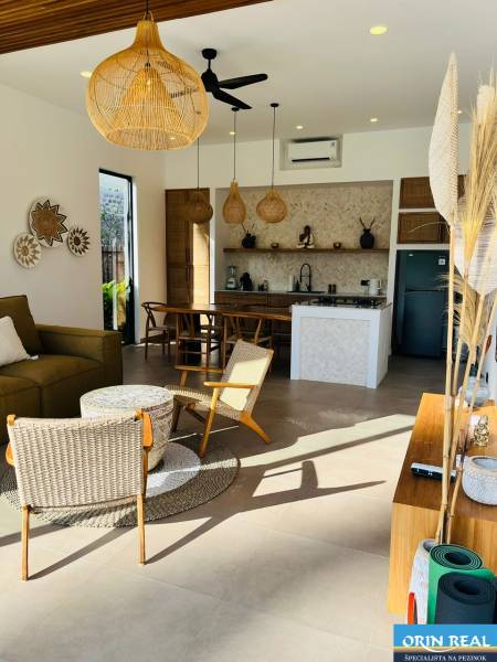 Innenraum eines Einfamilienhauses mit Korbaccessoires und Küche, Boden mit Holzdekor.