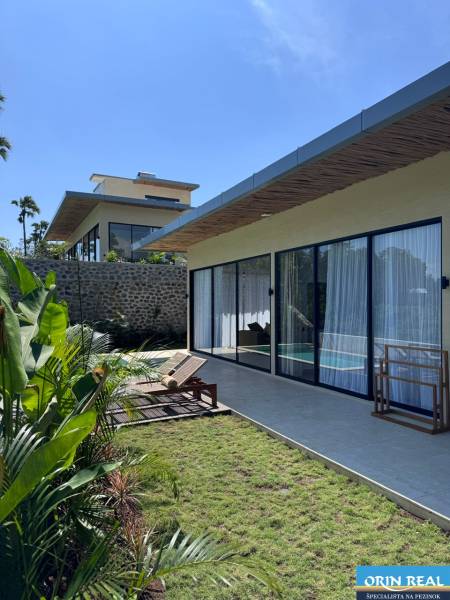 Der Garten eines Einfamilienhauses in Amede mit Glas und Liegestühlen auf der Terrasse.