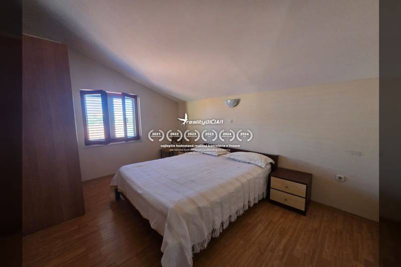 Schlafzimmer mit Lichtlampe und Boden mit Holzdekor, Teil der Besonderen Immobilien.