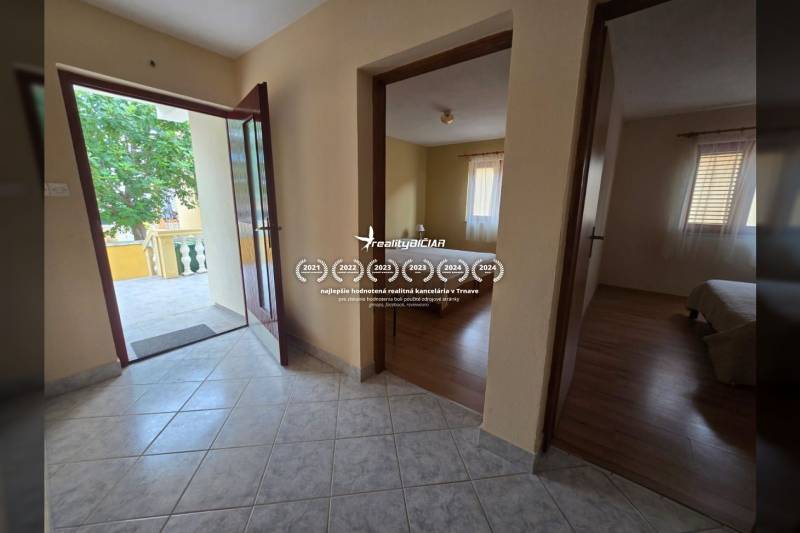 Innenraum von besonderen Immobilien mit Holzboden und Keramikfliesen.