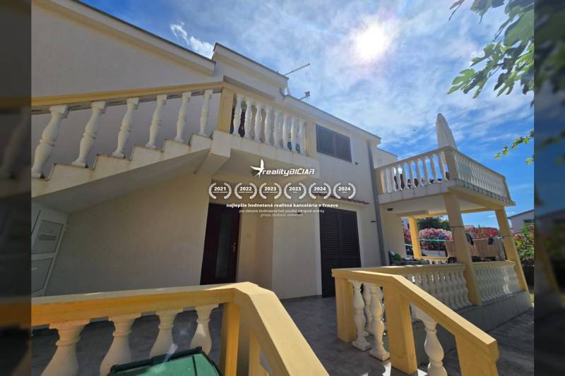 Zweistöckiges Haus mit Treppe und Geländer in der Straße Mulo in der Stadt Vrsi.