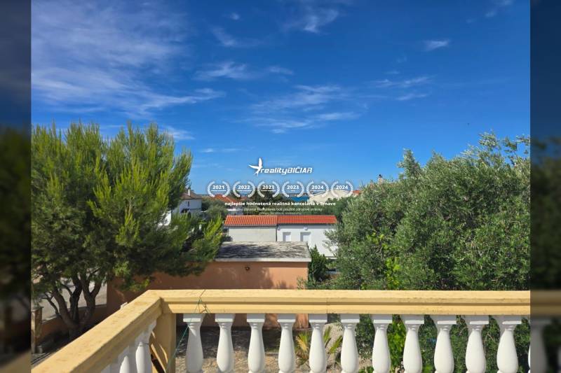 Blick von der Terrasse mit Bäumen in der Straße Mulo in der Stadt Vrsi, Besondere Immobilien.