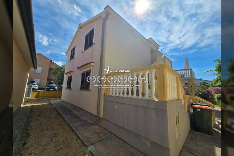 Besondere Immobilien in Vrsi in der Straße Mulo mit großer Terrasse und Garten.