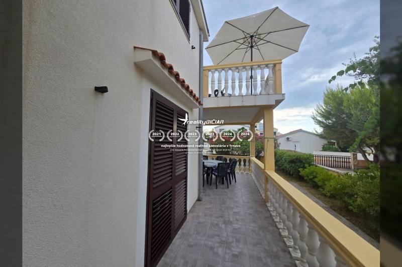 Balkon mit Tisch und Stühlen, Sonnenschirm, Garten; Besondere Immobilien in der Straße Mulo, Vrsi.