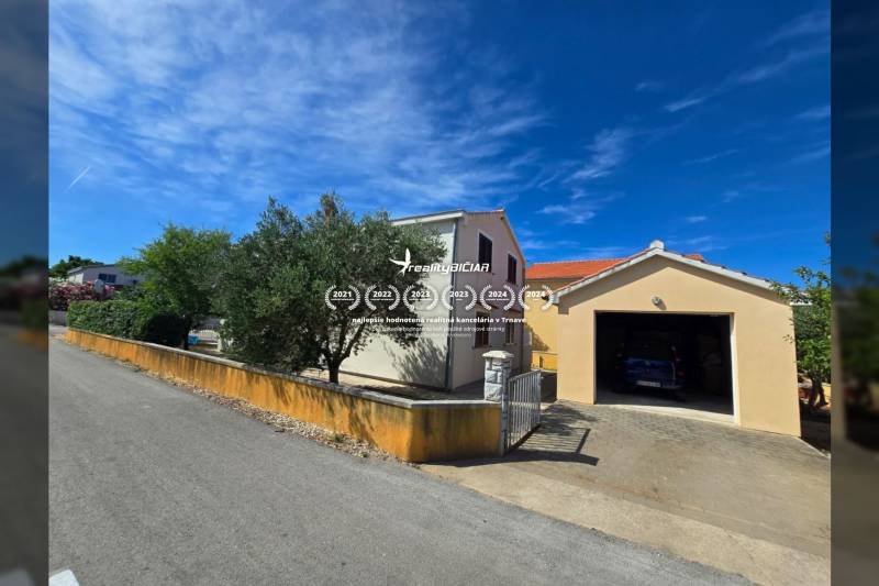 Ein Haus mit Garten und Garage in der Straße Mulo in der Stadt Vrsi, Besondere Immobilien.