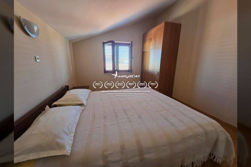 Schlafzimmer mit Einbauschrank und Bett, besondere Immobilien, Holzboden-Dekor.