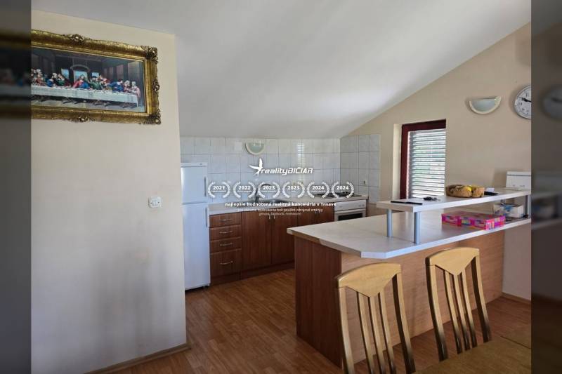 Küchenbereich in besonderen Immobilien mit Holzboden und Holzmöbeln.