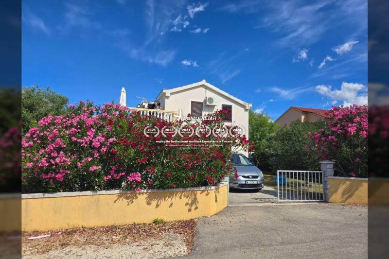 Blumengarten vor dem Haus in der Straße Mulo in der Stadt Vrsi, Besondere Immobilien.