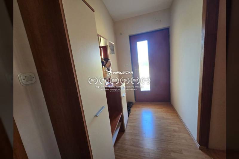 Der Flur mit einem Schrank und einer Eingangstür, Boden mit Holzdekor. Besondere Immobilien.