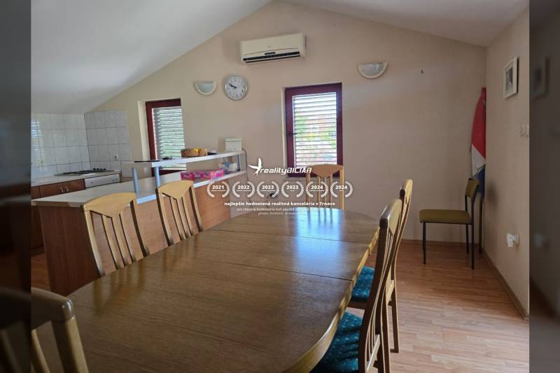 Innenraum mit Tisch und Stühlen, Küche, Boden mit Holzdekor, Besondere Immobilien.