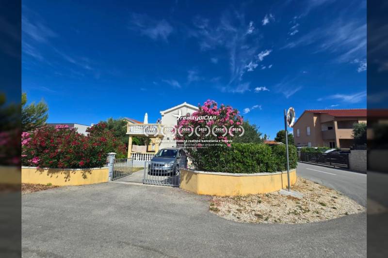 Zweistöckiges Gebäude mit Garten in der Straße Mulo in Vrsi, Besondere Immobilien.