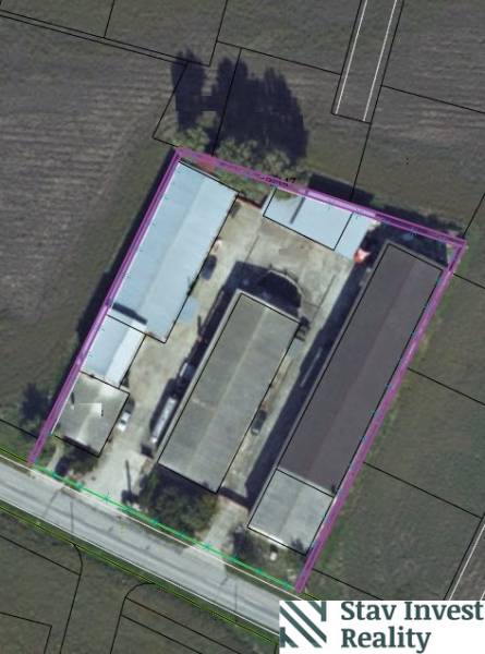 Luftaufnahme von Lagern und Hallen in Jánovce, umgeben von Feldern.