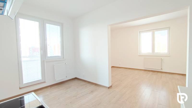 Helles Zimmer mit Holzboden in einer 2-Zimmer-Wohnung.