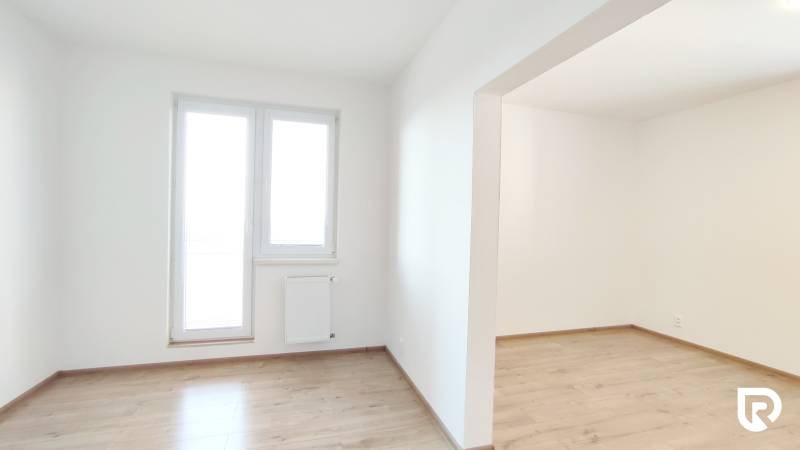 Helles Zimmer mit Holzboden in einer 2-Zimmer-Wohnung.