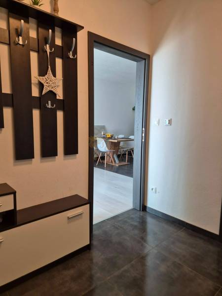 Der Flur mit klappbaren Möbeln und Blick ins Esszimmer in einer 3-Zimmer-Wohnung.