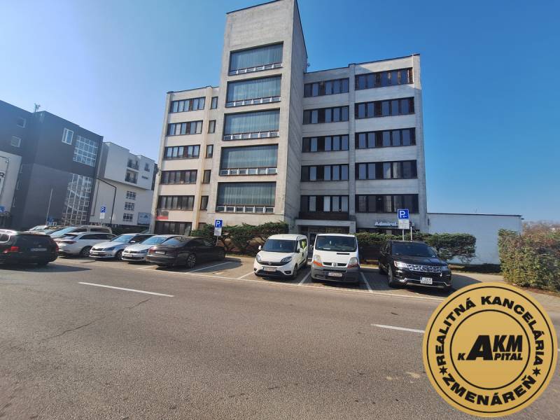 Bürogebäude in der Tulská-Straße in der Stadt Zvolen, mit Parkplatz und geparkten Autos.