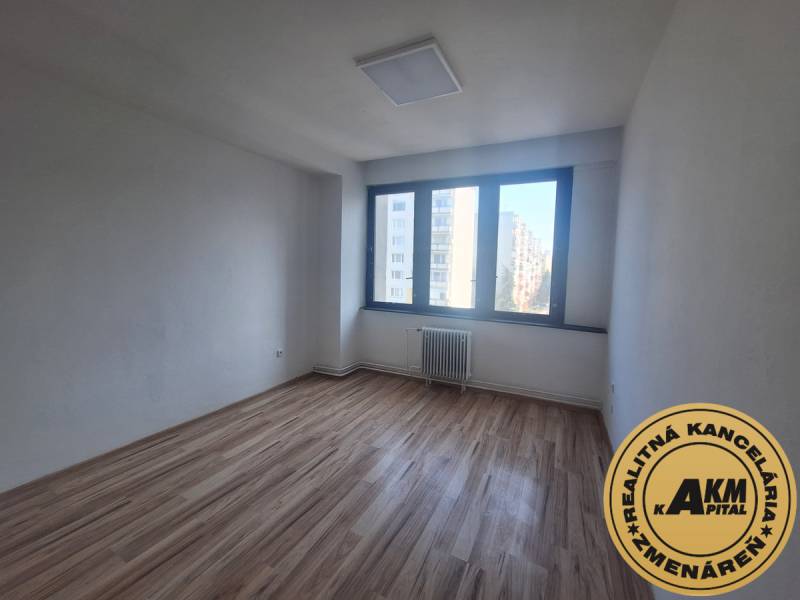 Ein Büro mit einem Holzboden und einem großen Fenster in der Tulska-Straße in Zvolen.