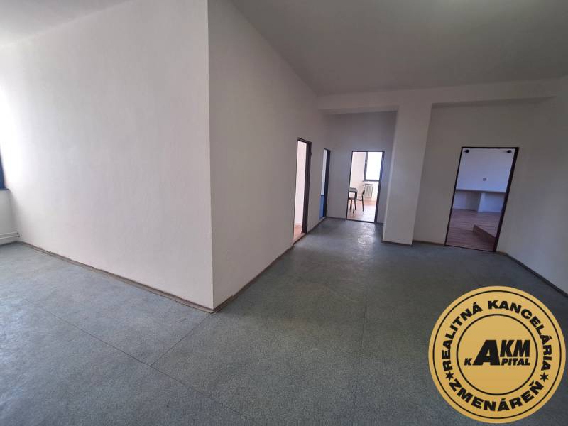 Büroräume mit weißen Wänden und Linoleumboden.