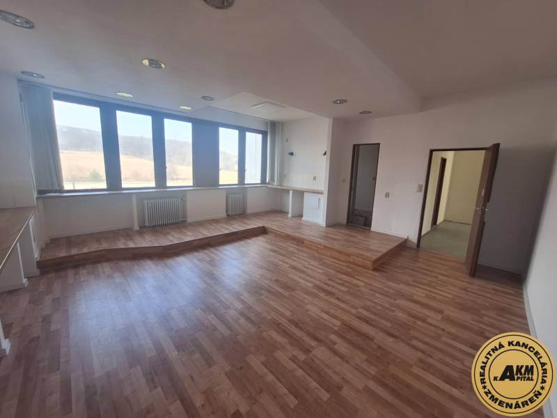 Innenraum Geschäftsräume mit großen Fenstern, Boden mit Holzdekor, leerer Raum.