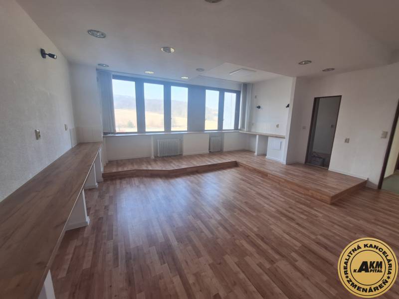 Geschäftsräume mit Holzboden und großen Fenstern.