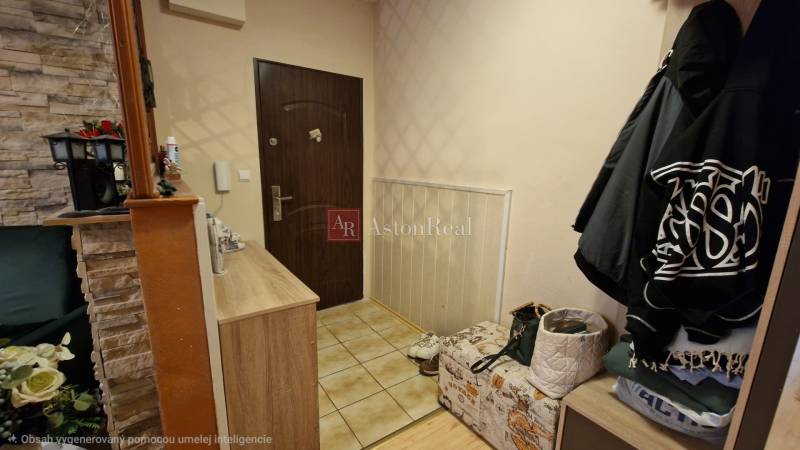 Eingangsbereich in einer 3-Zimmer-Wohnung mit Steinverkleidung und Stauraum.