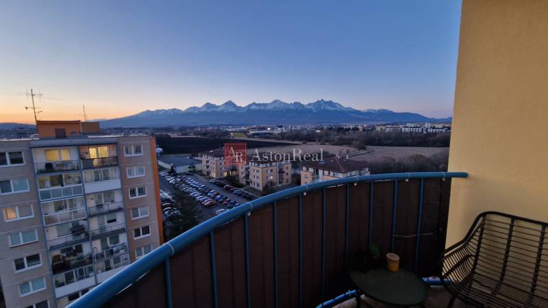 Blick vom Balkon einer 3-Zimmer-Wohnung in der Novomeského-Straße in Poprad mit Panorama der Tatra.