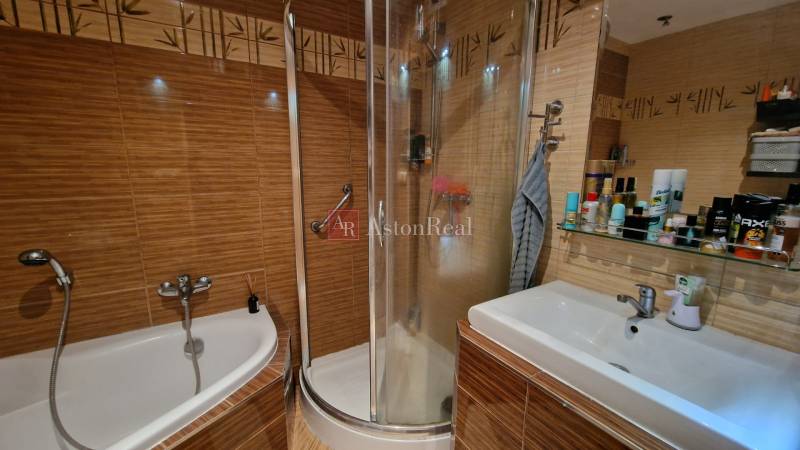 Badezimmer in einer 3-Zimmer-Wohnung mit Badewanne, Dusche und Waschbecken.