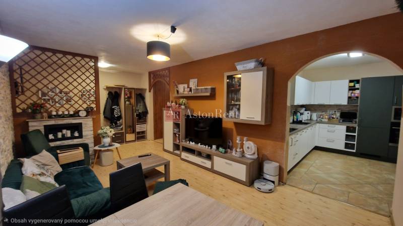 Wohnzimmer in einer 3-Zimmer-Wohnung mit Holzboden und offener Küche.