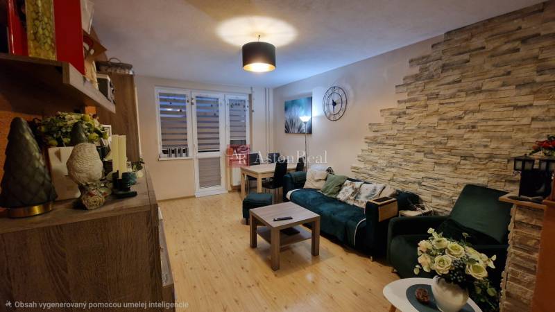 Wohnzimmer in einer 3-Zimmer-Wohnung mit Holzboden und dekorativen Elementen.