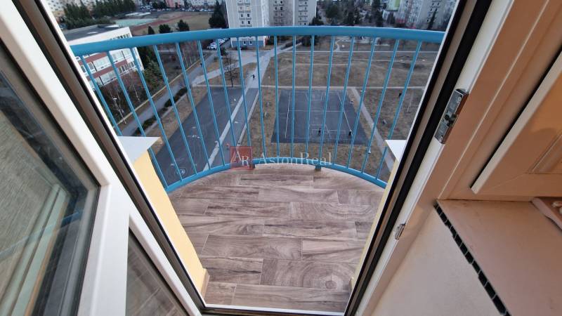 Balkon mit Holzboden in einer 3-Zimmer-Wohnung in der Novomeského-Straße, Poprad.