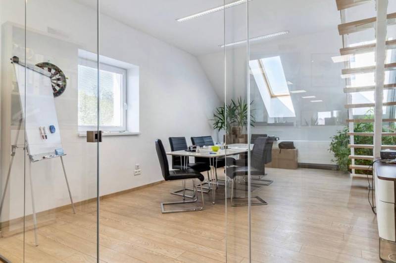 Glaswände, Boden mit Holzdekor und Treppen im Büro.