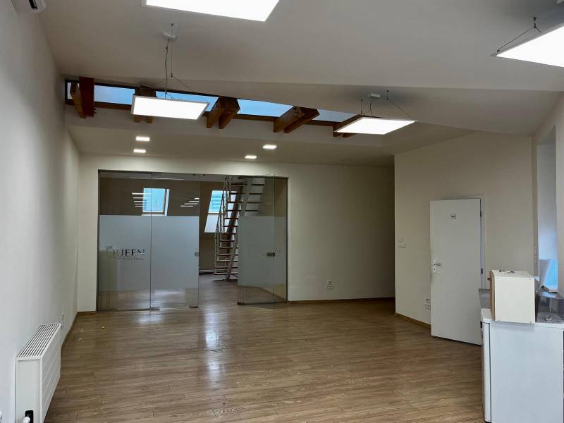 Büros mit Holzboden, Glastüren und Treppen.