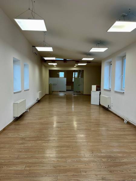 Innenräume von Büros mit Holzdekorboden und Hängelampen.