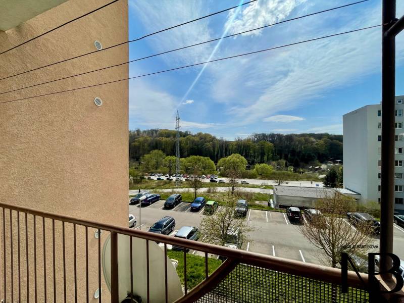 Der Ausblick aus der 2-Zimmer-Wohnung in der Východná-Straße umfasst einen Parkplatz und Grünflächen.