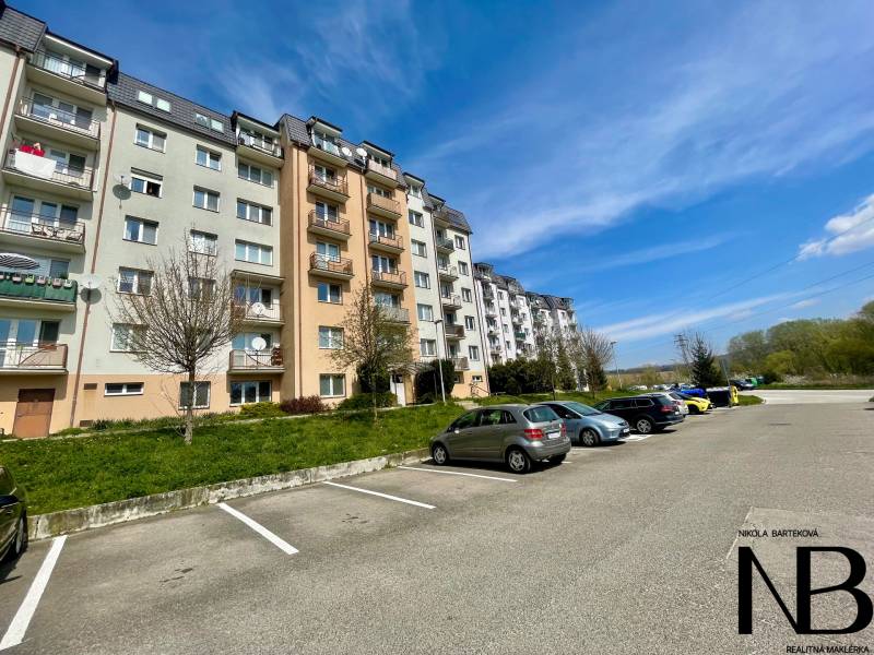 Container auf der Straße Východná, Parkplatz, Bäume, 2-Zimmer-Wohnung, blauer Himmel, Auto.