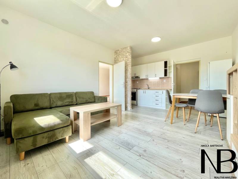 Helles Wohnzimmer einer 2-Zimmer-Wohnung in der Východná-Straße mit bequemen Möbeln und Küche.