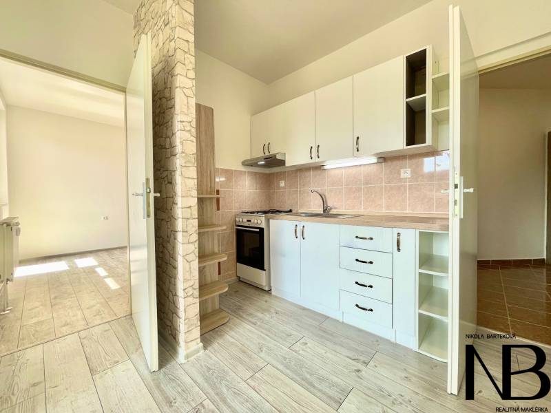 Küchenzeile in einer 2-Zimmer-Wohnung, heller Raum in der Východná-Straße.