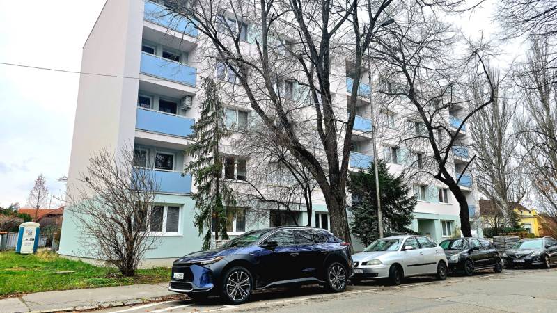 Pod Párovcami Straße in Piešťany mit einem Wohnhaus und geparkten Autos vor einer 2-Zimmer-Wohnung.