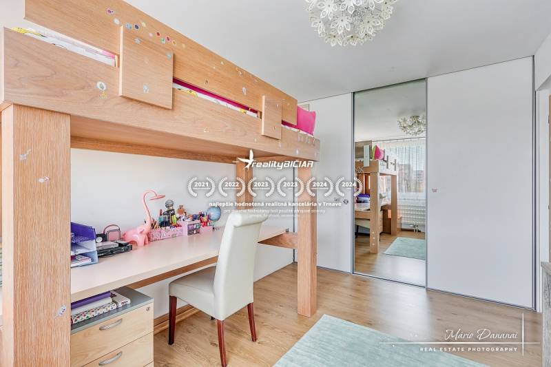 Kinderzimmer mit Bett und Schreibtisch, Boden mit Holzdekor, 4-Zimmer-Wohnung.